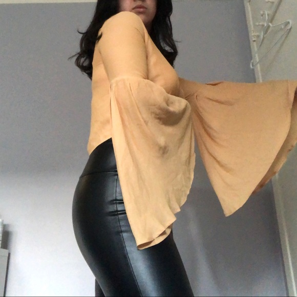 Flare sleeve v neck crop top - Picture 1 of 4